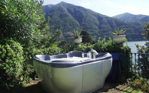 Zarina: Schwimmbad, Armatur, Badewanne, Blumentopf, Resort, Jacuzzi, Gartenmöbel, Zimmerpflanze, Water Feature