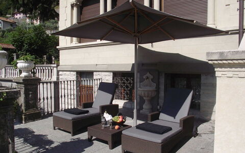 Zarina: Möbel, Gartenmöbel, Stuhl, Blumentopf, Regenschirm, Tisch Im Freien, Zimmerpflanze, Schatten, Terrasse, Balkon