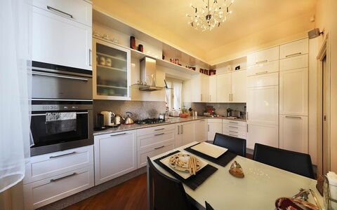 Zarina: Möbel, Küche, Küchengerät, Countertop, Interior Design, Cabinetry, Major Appliance, Flooring, Holz, Decke