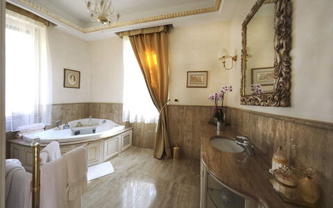 Zarina: Interior Design, Beleuchtung, Möbel, Armatur, Light Fixture, Fussboden, Zimmer, Badewanne, Zapfhahn, Badezimmer