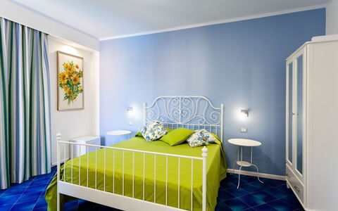 Casa Serena: Blau, Interior Design, Flooring, Möbel, Fussboden, Schlafzimmer, Decke, Bett, Bettdecke, Zimmer