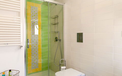 Casa Serena: Badezimmer, Interior Design, Armatur, Flooring, Wand, Fussboden, Toilette, Sinken, Toilleten Sitz, Zapfhahn