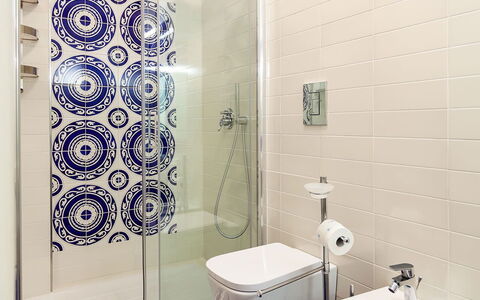 Casa Serena: Blau, Badezimmer, Flooring, Armatur, Fussboden, Toilleten Sitz, Interior Design, Toilette, Installation, Fliese