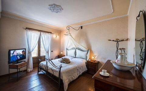 Villa Pandora: Möbel, Schlafzimmer, Interior Design, Beleuchtung, Bett, Fussboden, Flooring, Bettrahmen, Bettdecke, Bedding