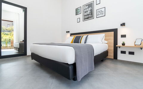 Apartment Vittoria: Interior Design, Wohnung, Bettrahmen, Bett, Hotel, Schlafzimmer, Bilderrahmen, Lampe, Bedding