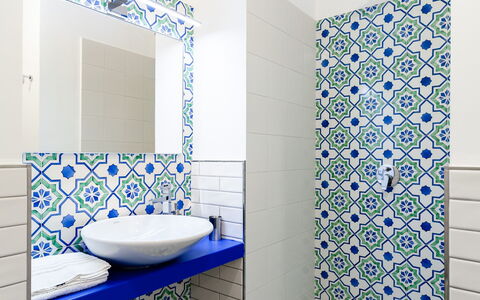 Interno Sorrentino: Blau, Flooring, Badezimmer, Interior Design, Armatur, Fussboden, Fliese, Installation, Zapfhahn, Zimmer