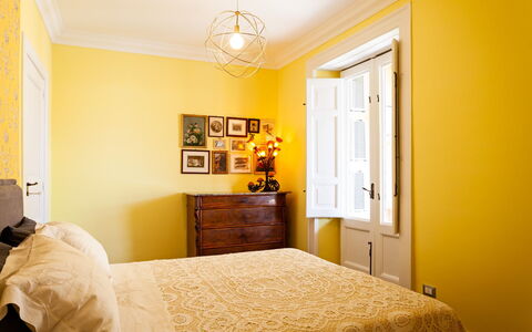 Interno Sorrentino: Gelb, Wand, Interior Design, Fussboden, Möbel, Flooring, Schlafzimmer, Zimmer, Zuhause, Bett
