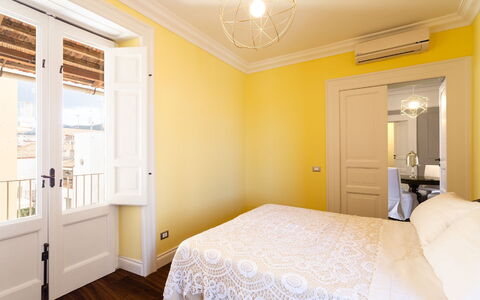 Interno Sorrentino: Schlafzimmer, Interior Design, Gelb, Bett, Holz, Fussboden, Flooring, Bettdecke, Decke, Bedding