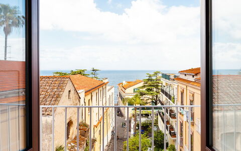 Interno Sorrentino: Wohnung, Balkon, Geländer, Baluster, Treppe, Zimmerpflanze