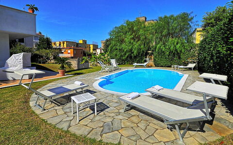 Villa Orlando: Schwimmbad, Gartenmöbel, Resort, Sonnenliege, Stuhl, Garten, Hinterhof, Landscaping, Estate, Schatten