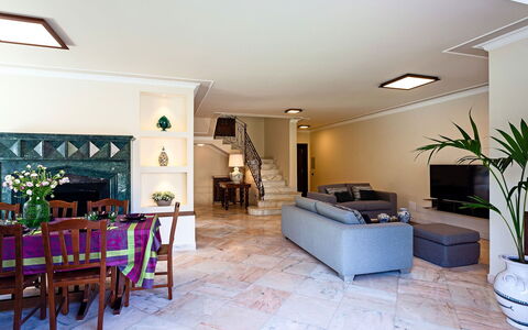Villa Orlando: Möbel, Interior Design, Flooring, Fussboden, Wand, Couch, Decke, Holz, Wohnzimmer, Zimmer