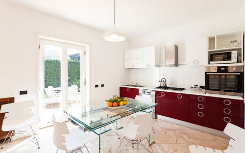 Villa Orlando: Möbel, Interior Design, Flooring, Holz, Fussboden, Zimmer, Tabelle, Küche, Decke, Beleuchtung