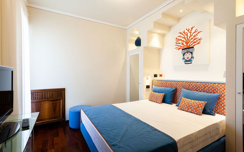 Villa Orlando: Interior Design, Möbel, Flooring, Schlafzimmer, Bett, Fussboden, Holz, Zimmer, Decke, Bettdecke