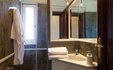 Villa Orlando: Wand, Flooring, Armatur, Fussboden, Interior Design, Sinken, Zapfhahn, Badezimmer, Bad Sink, Installation