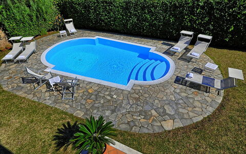 Villa Orlando: Schwimmbad, Blau, Resort, Verbundwerkstoff, Gartenmöbel, Thermae, Hazienda, Estate, Sonnenliege, Villa