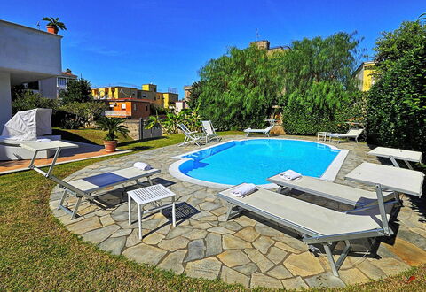 Villa Orlando: Schwimmbad, Gartenmöbel, Resort, Sonnenliege, Stuhl, Garten, Hinterhof, Landscaping, Estate, Schatten