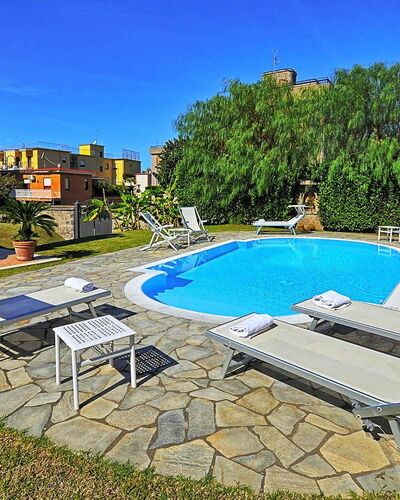 Villa Orlando: Schwimmbad, Gartenmöbel, Resort, Sonnenliege, Stuhl, Garten, Hinterhof, Landscaping, Estate, Schatten