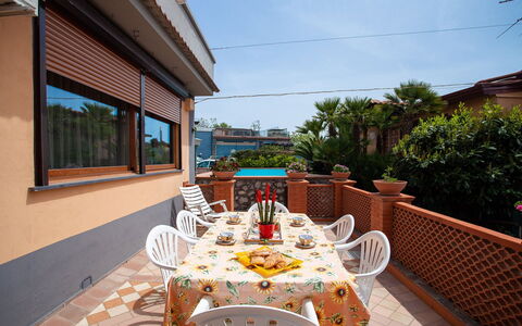 Villa Due Golfi: Zuhause, Blumentopf, Balkon, Wohnung, Zimmerpflanze, Schatten, Holzbeize, Hazienda, Stuhl