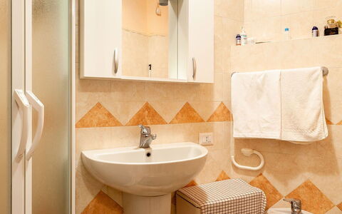 Villa Due Golfi: Interior Design, Fussboden, Flooring, Holz, Armatur, Bad Sink, Toilette, Toilleten Sitz, Sinken, Badezimmer