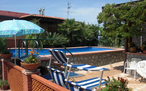 Villa Due Golfi: Möbel, Schwimmbad, Gartenmöbel, Blumentopf, Resort, Stuhl, Schatten, Eco Hotel, Zimmerpflanze, Regenschirm