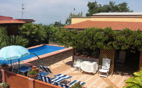 Villa Due Golfi: Schwimmbad, Blumentopf, Resort, Möbel, Eco Hotel, Schatten, Gartenmöbel, Hazienda, Zimmerpflanze, Stuhl