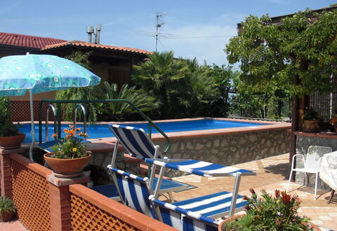 Villa Due Golfi: Möbel, Schwimmbad, Gartenmöbel, Blumentopf, Resort, Stuhl, Schatten, Eco Hotel, Zimmerpflanze, Regenschirm