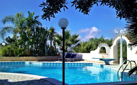Villa Lo Capo: Schwimmbad, Möbel, Gartenmöbel, Resort, Stuhl, Regenschirm, Schatten, Freizeit, Eco Hotel, Flagstone
