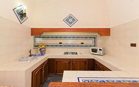 Villa Lo Capo: Flooring, Interior Design, Fussboden, Küche, Decke, Countertop, Fliese, Zimmer, Holzbeize, Cabinetry