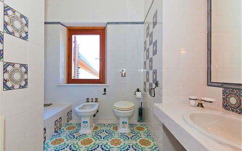 Villa Lo Capo: Blau, Flooring, Fussboden, Badezimmer, Interior Design, Armatur, Fliese, Mosaik, Zapfhahn, Installation