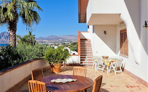 Villa Lo Capo: Schatten, Stuhl, Balkon, Hazienda, Resort, Eco Hotel, Landscaping, Gartenmöbel, Estate, Villa