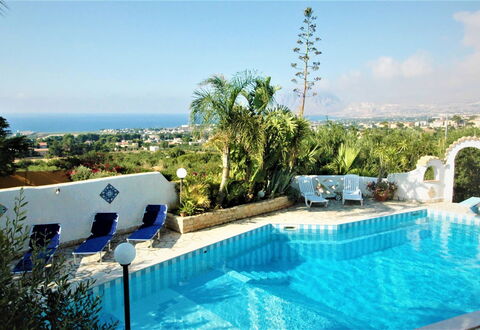 Villa Lo Capo: Blau, Schwimmbad, Resort, Gartenmöbel, Möbel, Eco Hotel, Stuhl, Hazienda, Sonnenliege, Blumentopf