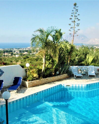 Villa Lo Capo: Blau, Schwimmbad, Resort, Gartenmöbel, Möbel, Eco Hotel, Stuhl, Hazienda, Sonnenliege, Blumentopf