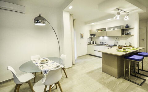 Casa Primavera: Interior Design, Flooring, Möbel, Decke, Fussboden, Holz, Countertop, Zimmer, Light Fixture, Küche