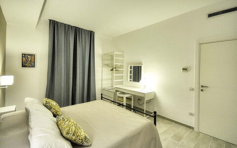 Casa Primavera: Bett, Möbel, Interior Design, Schlafzimmer, Wand, Flooring, Fussboden, Zimmer, Decke, Bettdecke