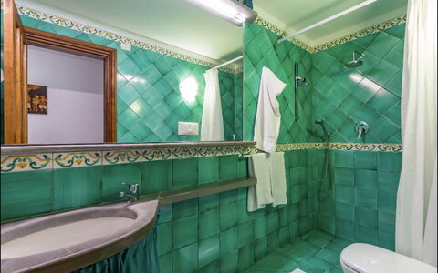 Villa Olivia: Interior Design, Flooring, Fussboden, Armatur, Zapfhahn, Fliese, Installation, Badezimmer, Holzbeize, Bad Sink