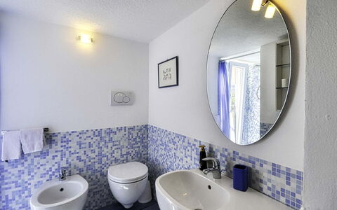 Casa Lubrense: Blau, Flooring, Armatur, Fussboden, Badezimmer, Interior Design, Fliese, Installation, Zapfhahn, Verbundwerkstoff