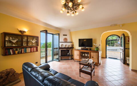 Villa Tortuga: Möbel, Interior Design, Flooring, Fussboden, Decke, Zimmer, Holz, Beleuchtung, Wohnzimmer, Couch