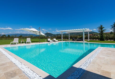 Villa Monsummano: Blau, Schwimmbad, Wasser, Resort, Verbundwerkstoff, Eco Hotel, Freizeit, Gartenmöbel, Schatten, Landscaping
