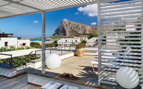 Mulberry House: Wohnung, Möbel, Zuhause, Balkon, Schatten, Stuhl, Blumentopf, Resort, Zimmerpflanze, Villa