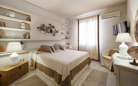Mulberry House: Bett, Möbel, Interior Design, Schlafzimmer, Bedding, Wand, Bettdecke, Holz, Zimmer, Linens