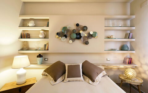 Mulberry House: Möbel, Interior Design, Wand, Schlafzimmer, Bett, Holz, Decke, Zuhause, Beleuchtung, Zimmer