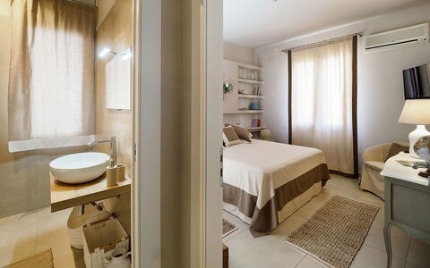 Mulberry House: Möbel, Interior Design, Wand, Bett, Flooring, Fussboden, Schlafzimmer, Decke, Holz, Zimmer