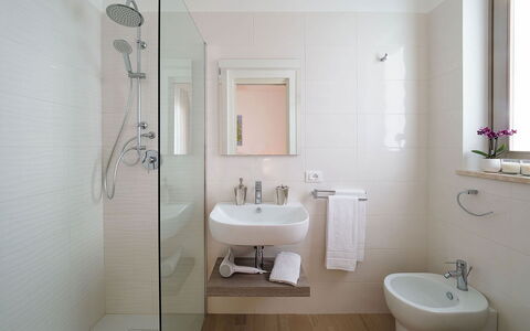 Sun Stone: Badezimmer, Armatur, Interior Design, Wand, Bad Sink, Flooring, Fussboden, Sinken, Toilette, Zapfhahn