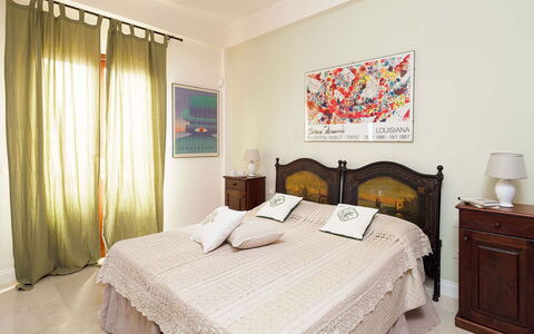 Cala Diletta: Möbel, Bett, Interior Design, Schlafzimmer, Bedding, Fussboden, Bettdecke, Flooring, Wand, Zimmer