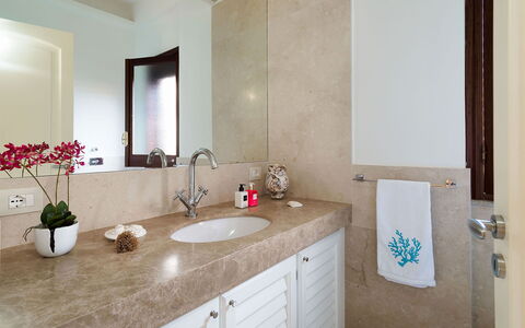 Cala Diletta: Bad Sink, Sinken, Armatur, Countertop, Interior Design, Flooring, Zapfhahn, Badezimmerschrank, Badezimmer, Fussboden