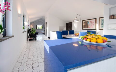The Ivy Penthouse: Blau, Interior Design, Flooring, Fussboden, Decke, Küche, Möbel, Fliese, Countertop, Zimmer