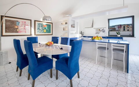 The Ivy Penthouse: Möbel, Blau, Interior Design, Flooring, Stuhl, Tabelle, Fussboden, Decke, Küche & Esszimmer Tisch, Esszimmer