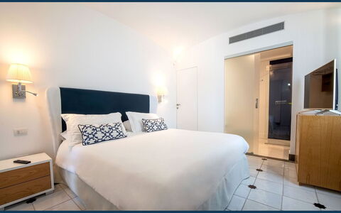 The Ivy Penthouse: Möbel, Schlafzimmer, Bett, Interior Design, Bettdecke, Bedding, Fussboden, Flooring, Dekokissen, Bettrahmen