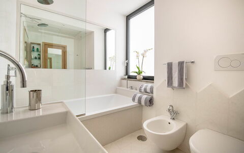 The Ivy Penthouse: Badezimmer, Interior Design, Armatur, Wand, Flooring, Fussboden, Badewanne, Sinken, Bad Sink, Zapfhahn