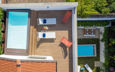 The Ivy Penthouse: Schwimmbad, Verbundwerkstoff, Freizeit, Gartenmöbel, Resort, Holzbeize, Eco Hotel, Schatten, Stuhl, Deck